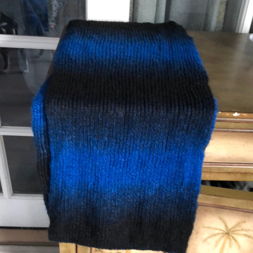 Gifted....Infinity scarf black & blue - Picture 2 of 4